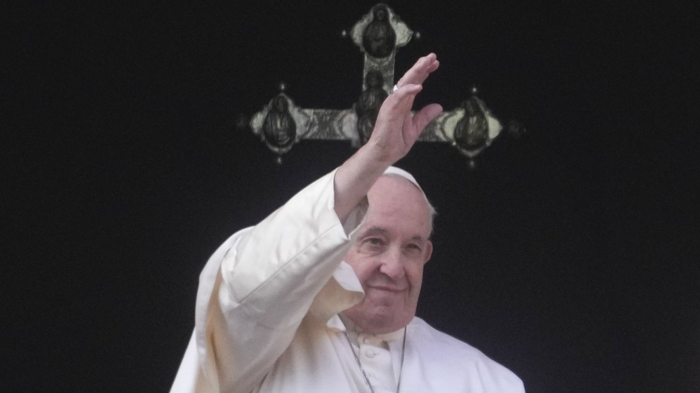 След три часа коремна операция папа Франциск дори се шегува