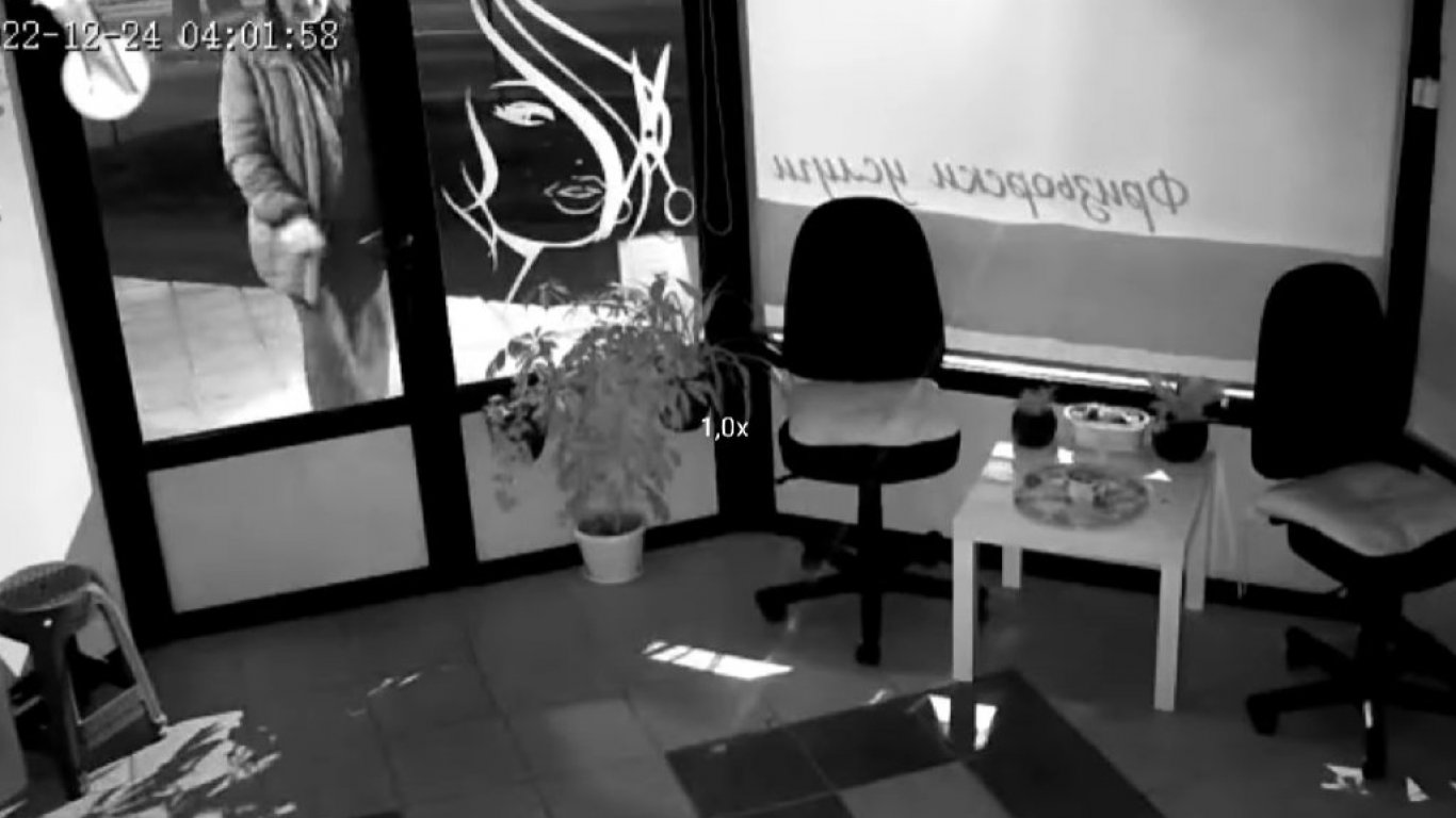 Мъж се дегизира като жена и на високи токчета ограби фризьорски салон във Варна (видео)