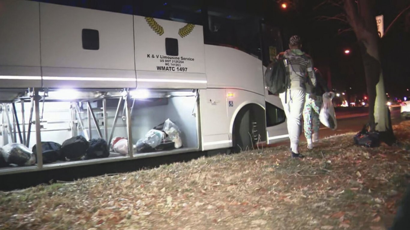 Разтовариха три автобуса с мигранти от Мексико пред резиденцията на Камала Харис