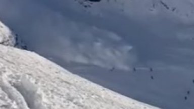 Десет почитатели на зимните спортове са затрупани от лавина паднала