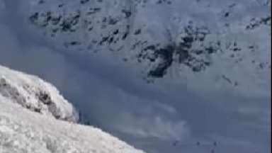  Лавина затрупа 10 скиори в Австрия, един човек е избавен (видео) 