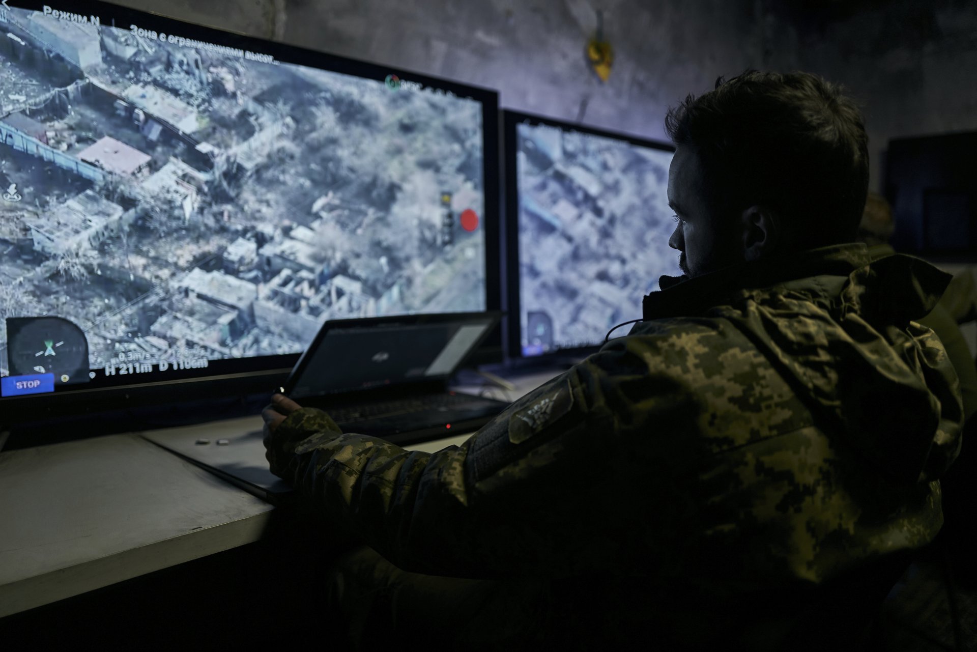 Украински войник наблюдава захранването на дрон от подземен команден център в Бахмут, Донецка област Украински войник наблюдава захранването на дрон от подземен команден център в Бахмут, Донецка област
