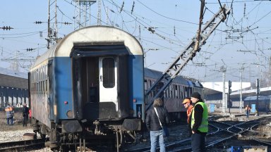 Бързият влак Бургас - София дерайлира на Централна гара в столицата и блокира движението за 5 часа (снимки)