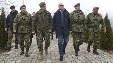 Представители на международната мироопазваща мисия на НАТО в Косово КФОР