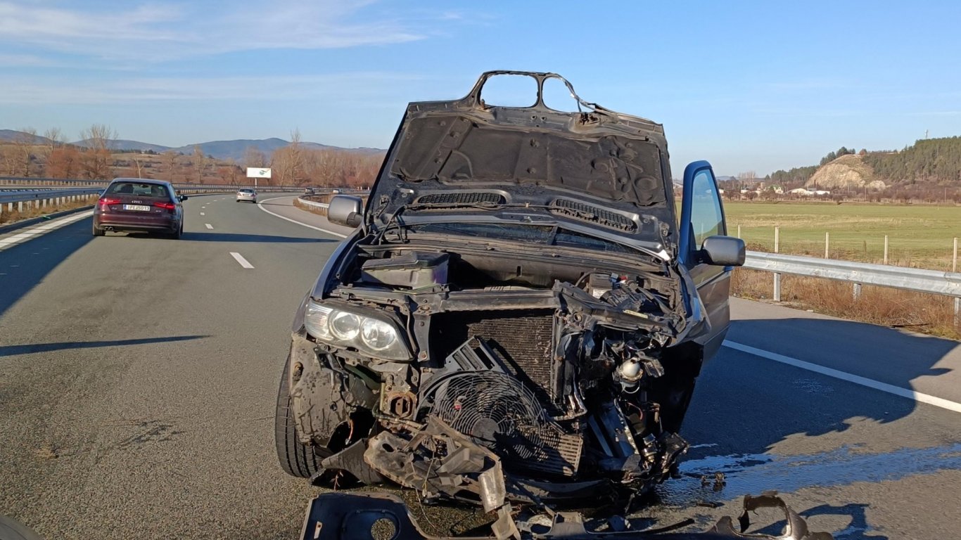Катастрофа на магистрала "Струма" край Дупница затрудни движението с часове