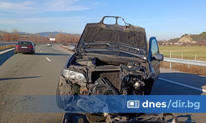 Катастрофа затрудни движението движението на автомагистрала Струма край Дупница за