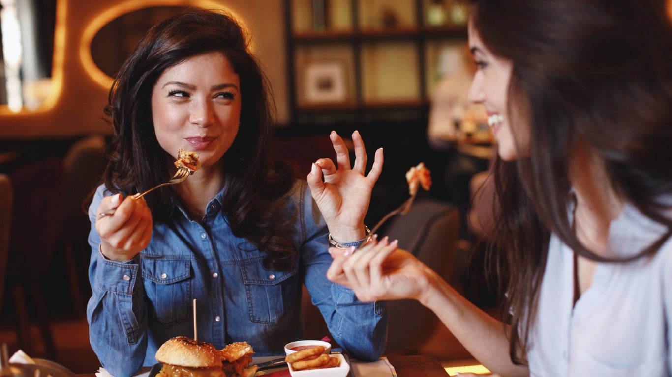 Жените, които се хранят в компания, приемат повече калории