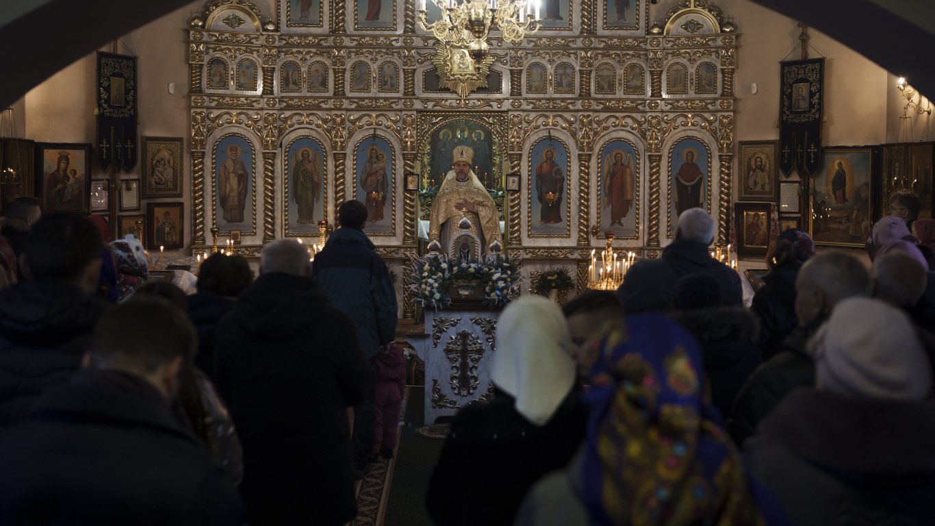 Украйна изгони проруски свещеници от манастир в Киев, Зеленски въведе санкции срещу 120 души