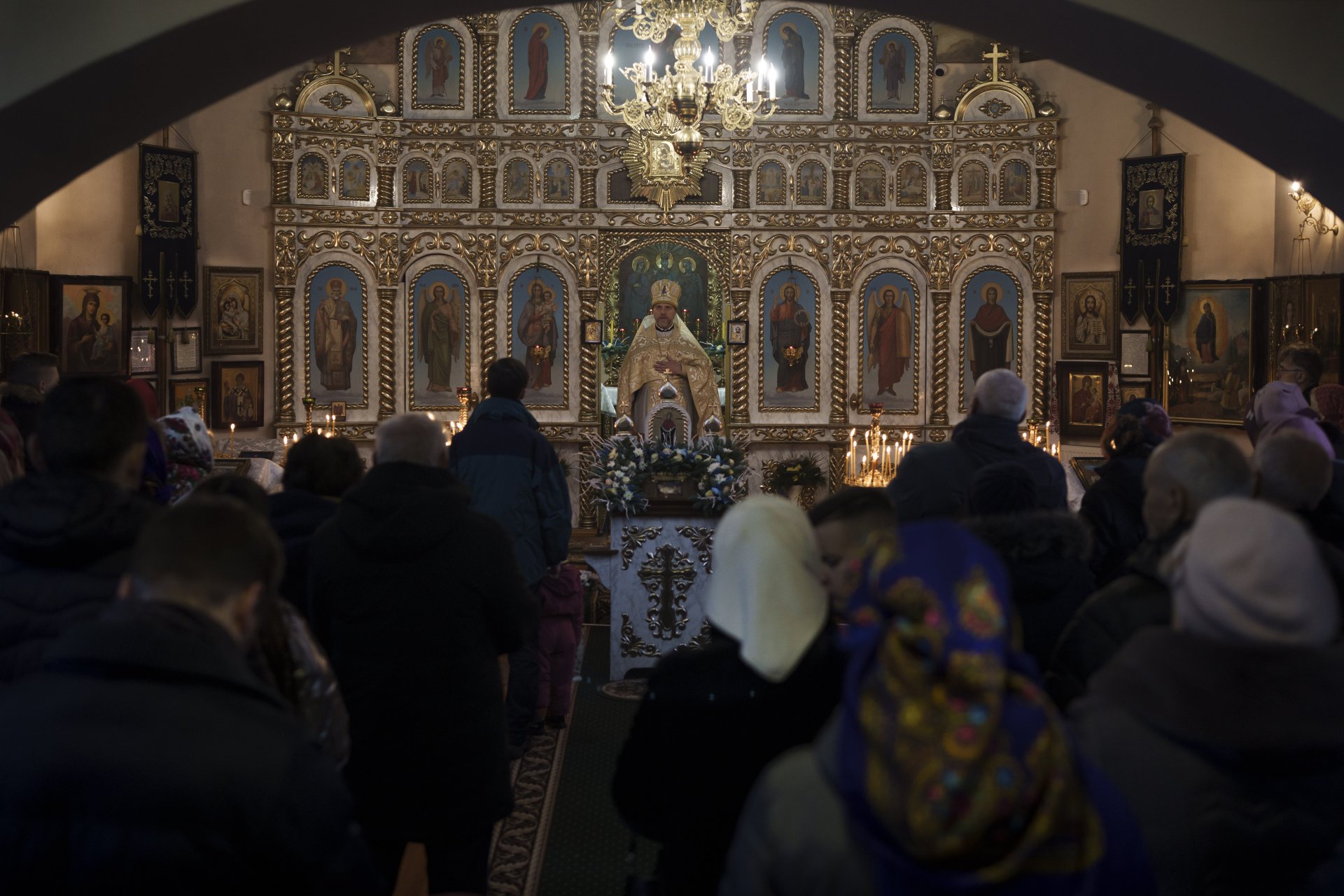 Украинският свещеник Ростислав Корчак отслужва коледна литургия в Бобрица, предградие на Киев, на 25 декември 2022 г.