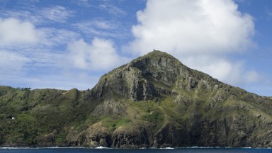 Кой и как живее на най-отдалечения обитаем остров в света? (видео)