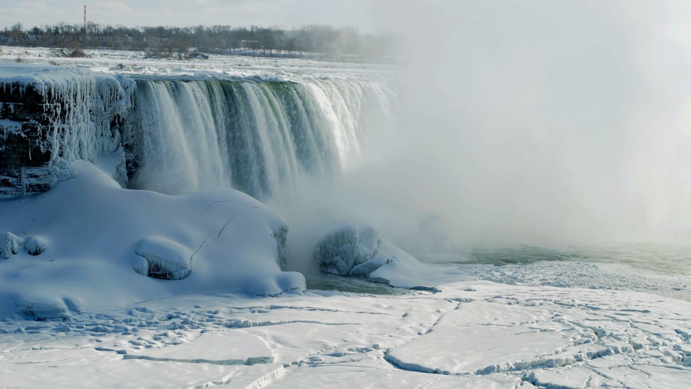 Минусовите температури превърнаха Ниагарския водопад в ледена приказка (видео)