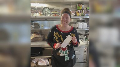 Сервитьорка от Уисконсин получи коледен бакшиш от 1000 долара