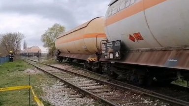 Вагон на товарен влак с фосфорна киселина е дерайлирал край