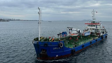 В ранните часове на 29 декември българският военен научно изследователски кораб