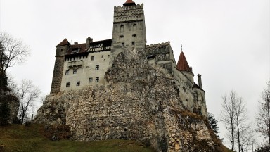 Завладяващите и мрачни легенди на румънските замъци