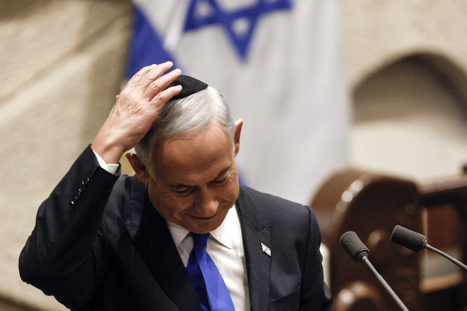 Бенямин Нетаняху след като е произнесъл речта си в Кнесета и преди да бъде гласуван вота на доверие на кабинета му