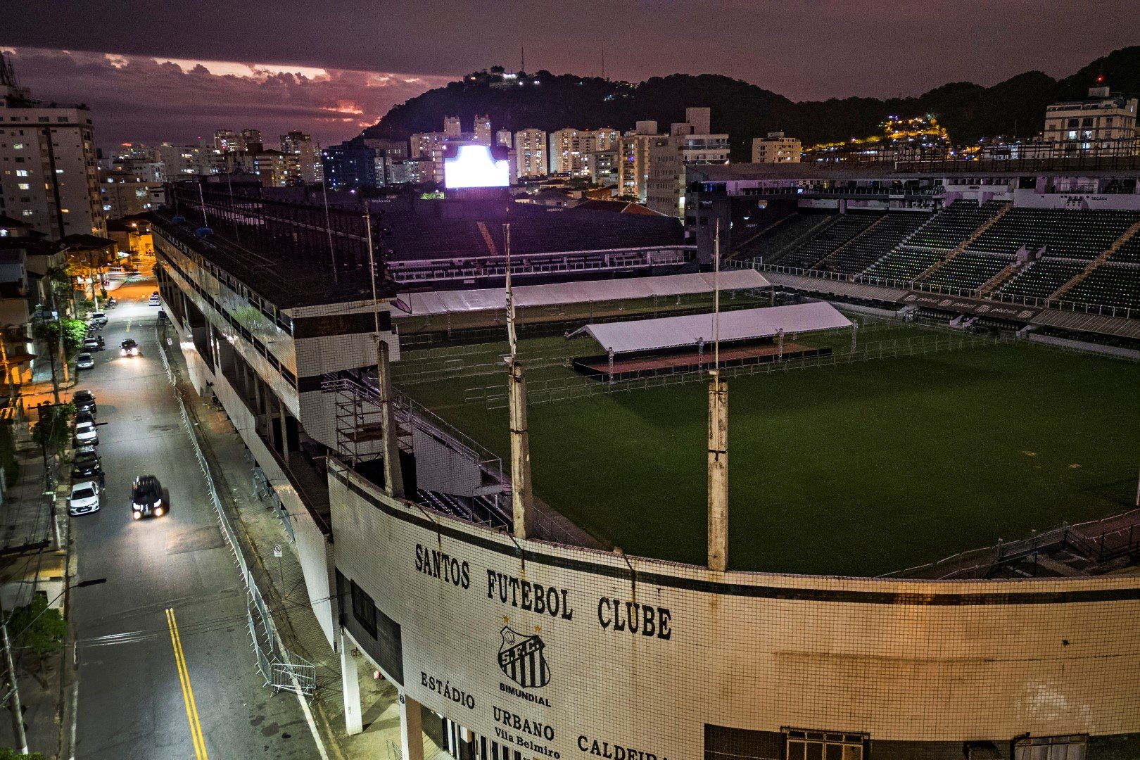 Стадион "Вила Белмино" в Сантос - на терена са тентите за поклонение пред Пеле