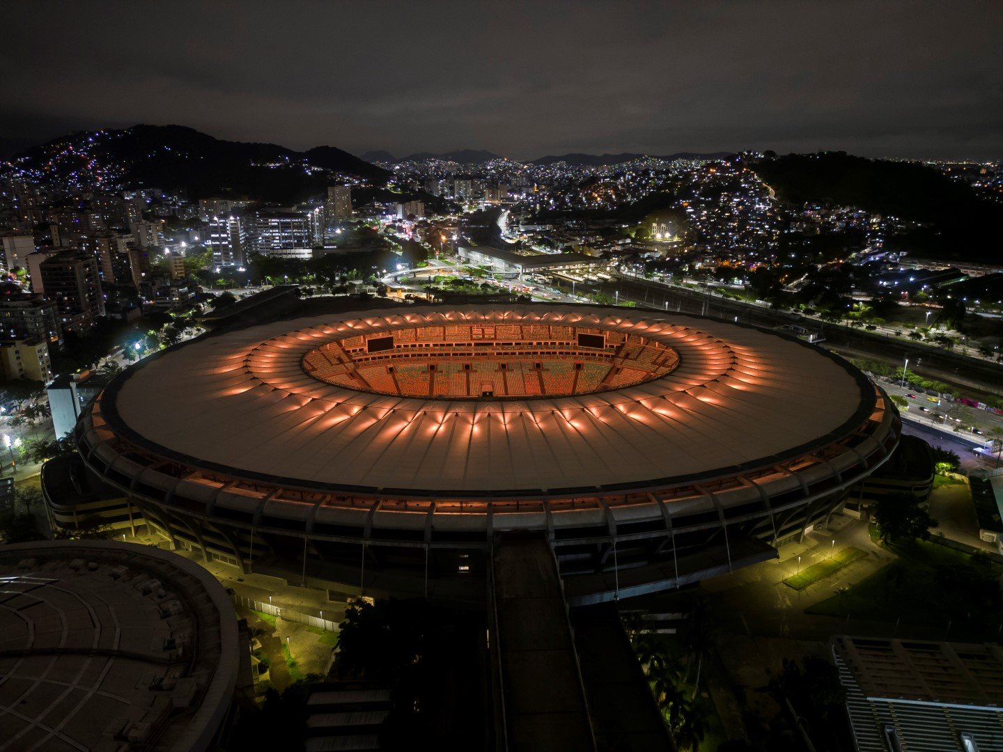Стадион "Маракана" грее в златисто и зелено в чест на Пеле