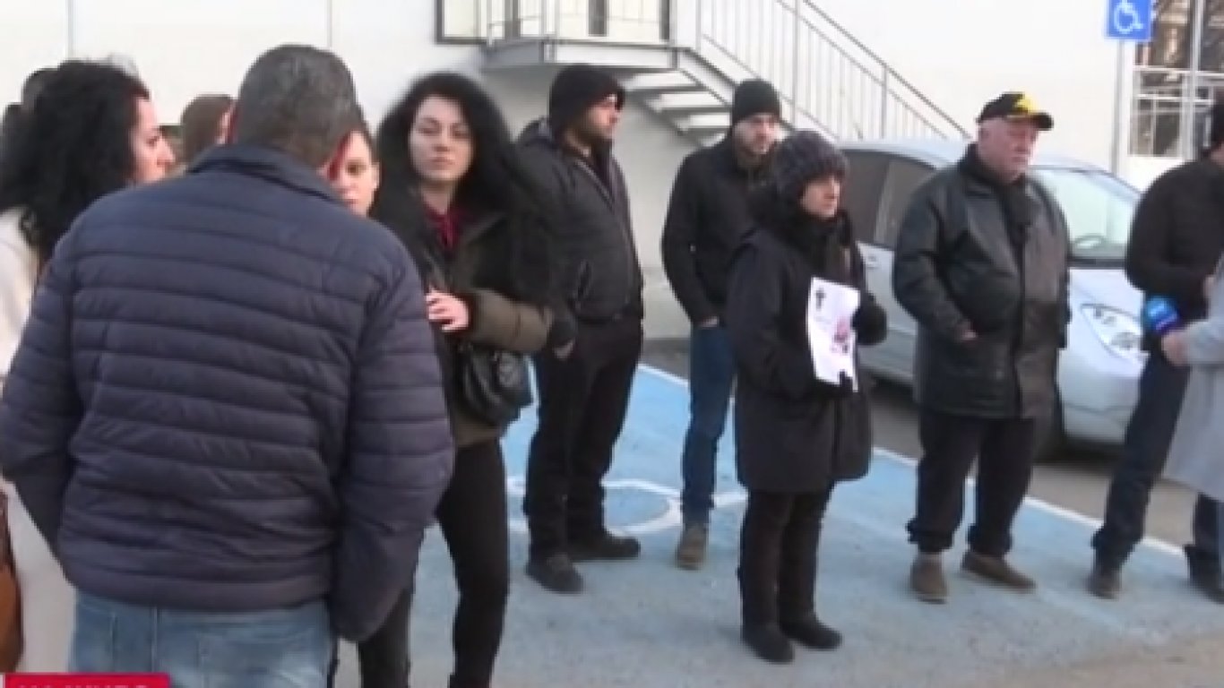 Близките на починал млад мъж се съмняват в лекарска небрежност, излязоха пред болницата във В.Търново 