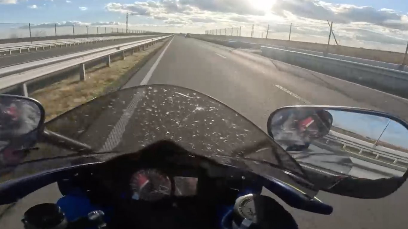 Моторист кара с 300 км/ч от Несебър до Бургас, откриха го и го грозят до 3 г. затвор (видео)