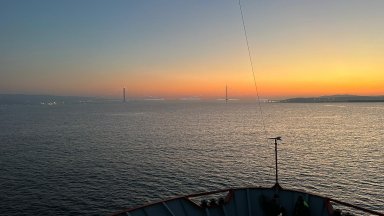 Преминавайки Дарданелите малко след 1 часа българско време на 30