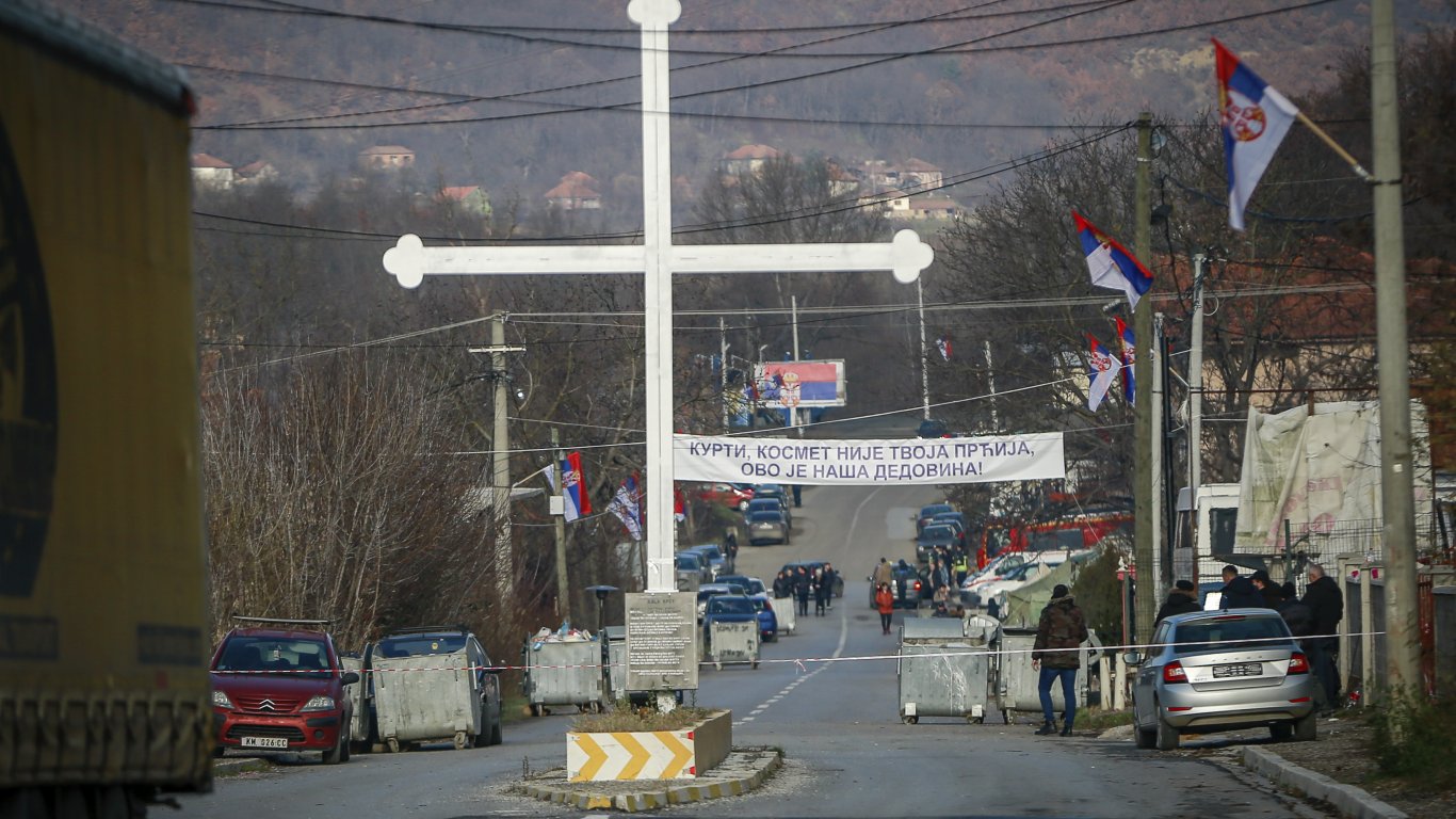 Сърбите в Северно Косово премахват барикадите, но старите проблеми остават нерешени (снимки)