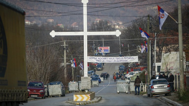 Сърбите в Северно Косово премахват барикадите, но старите проблеми остават нерешени (снимки)