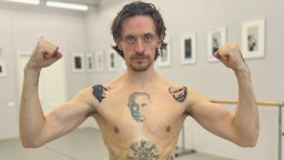 Отмениха спектакъл на балетиста Сергей Полунин в Милано заради татуировки с лика на Путин