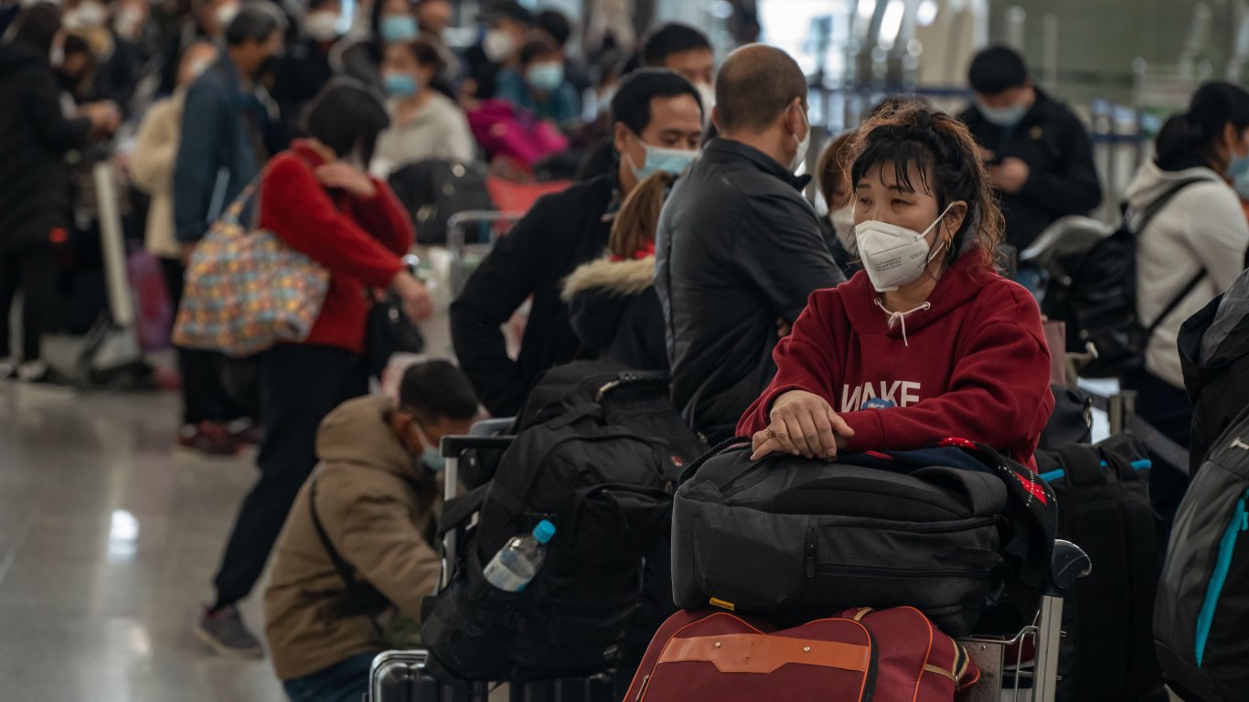 Още държави налагат ограничения за пристигащите от Китай, ЕС зове здравните министри да бдят