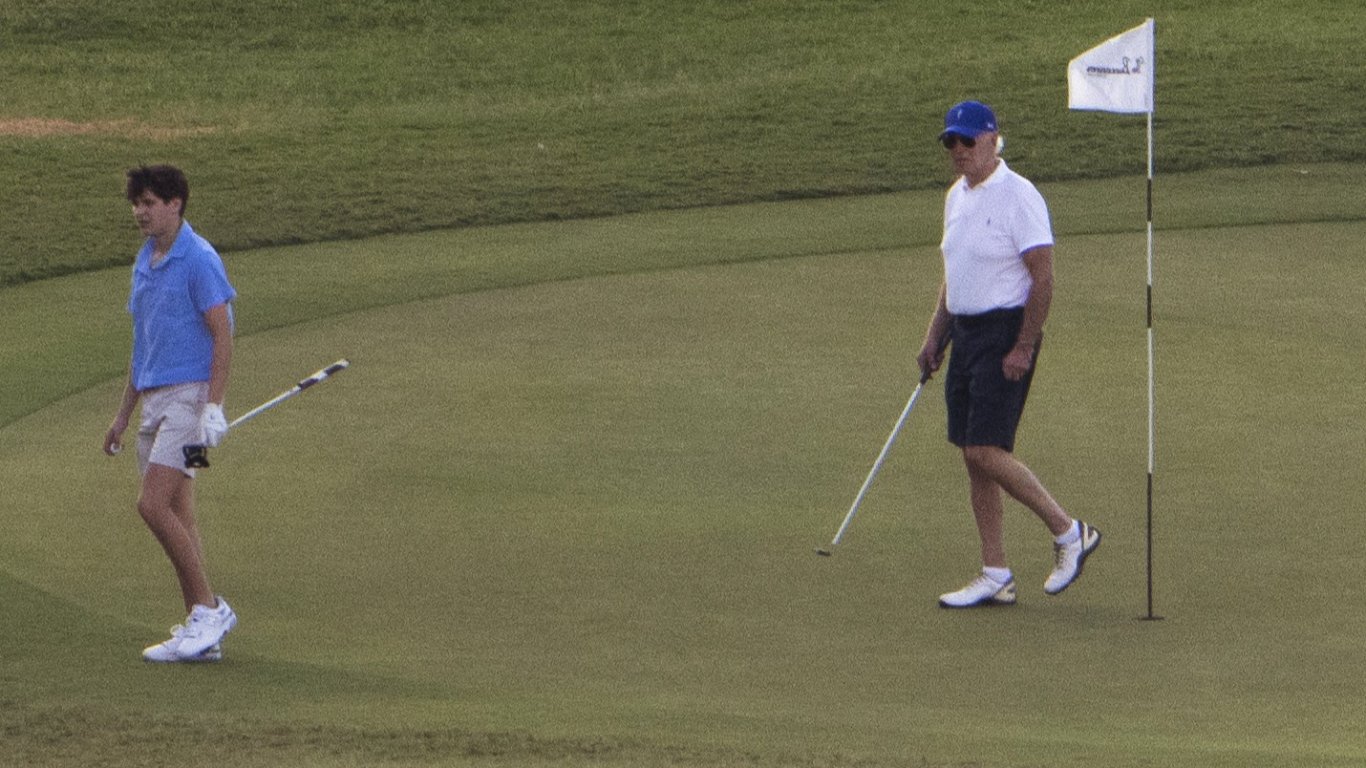 Байдън играе голф с внука си Хънтър на американските Вирджински острови