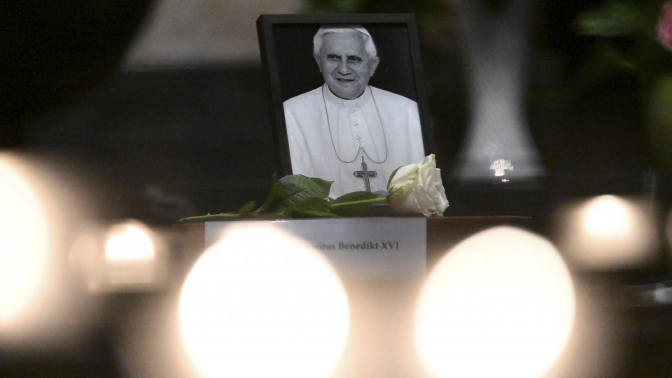 "Великан на вярата и разума": Световни лидери отдават почит на покойния папа Бенедикт Шестнадесети