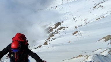 Лавини дебнат туристите в Пирин, силен вятър почти в цялата страна 