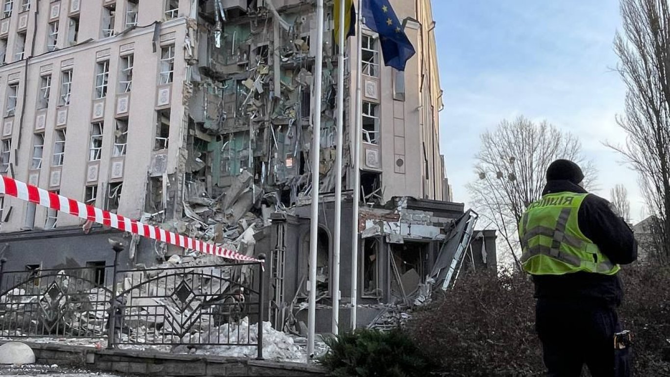 Експлозии в Киев и още няколко града, ракета удари хотел в украинската столица (видео)