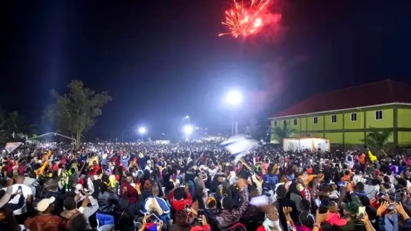 Смъртоносна блъсканица в мол в Уганда заради фойерверки в новогодишната нощ (видео)