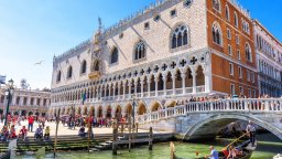 Реставратори правят "превантивна консервация" на Двореца на дожите във Венеция