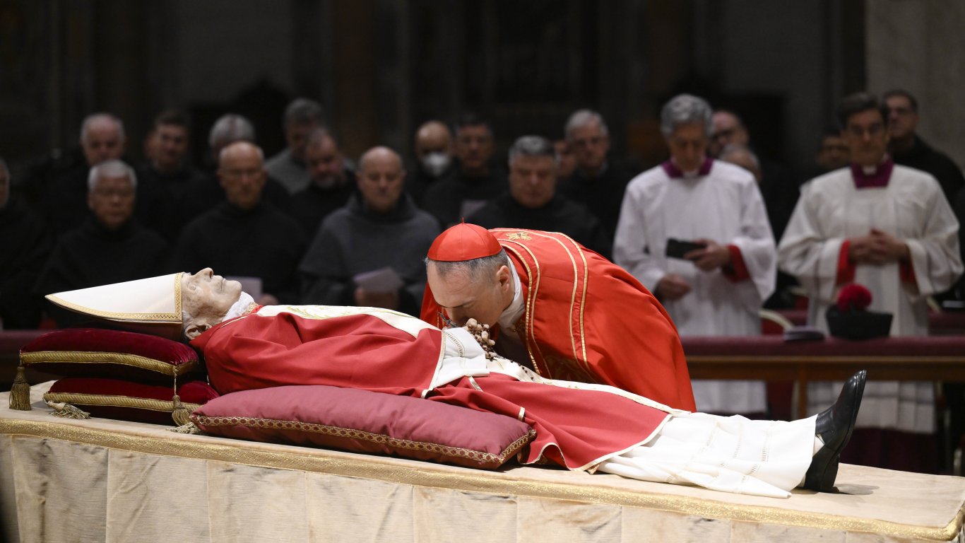 Вижте как вярващите се сбогуват с покойния папа Бенедикт XVI (снимки)