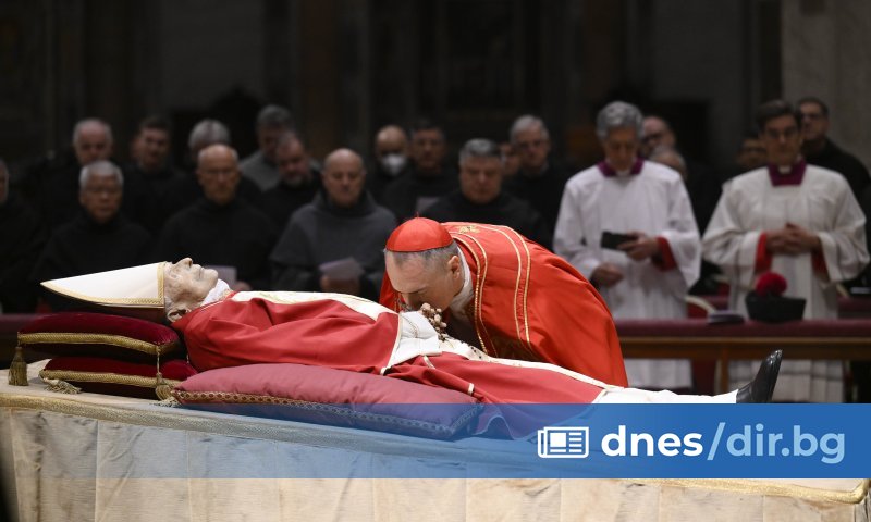 Дълга опашка от вярващи, дошли да отдадат почит на покойния