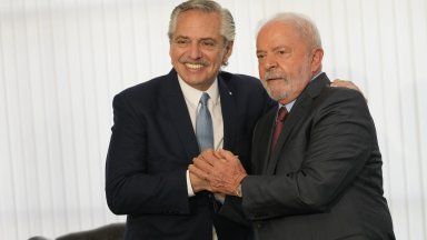 Агенцията отбелязва че това става в момент когато съседната на