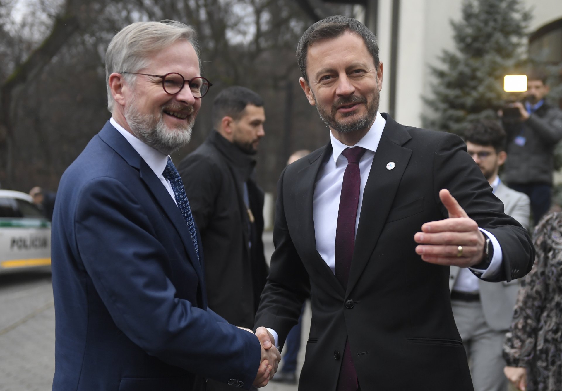Премиерът на Словакия Едуард Хегер (вдясно) и премиерът на Чехия Петър Фиала