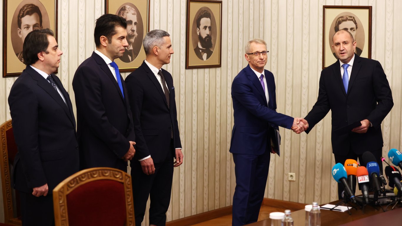 Президентът връчи втория мандат на кандидата за премиер Николай Денков