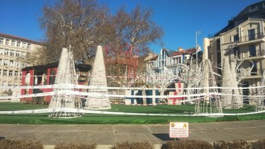 Коледната украса която радва варненци и гости на града през