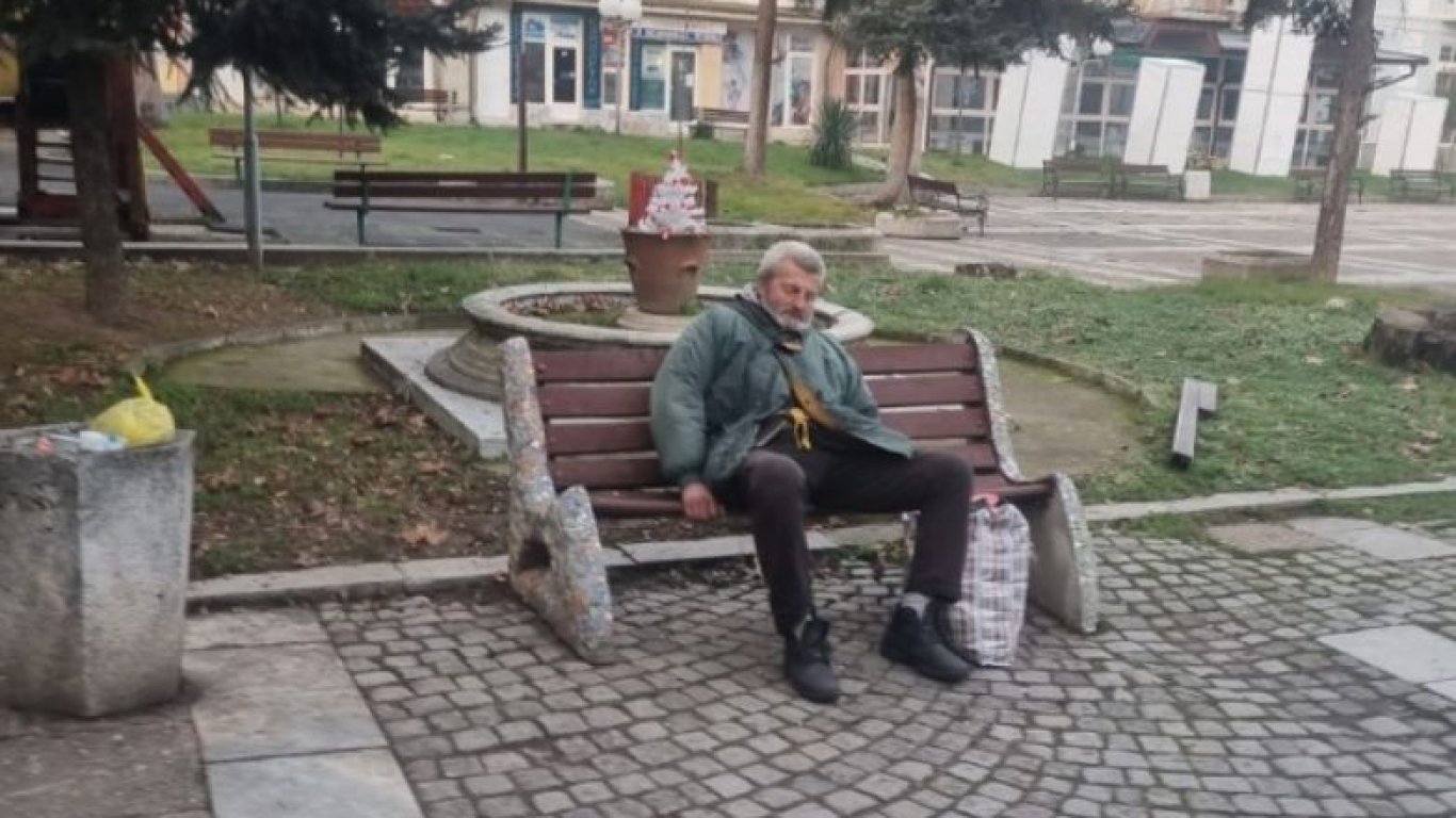 Бивш директор на Балкан консерв-София посрещна новата година бездомен на пейка в Кюстендил