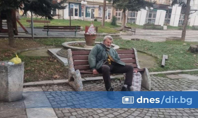 63-годишен мъж, който от седмица спи на открито по пейките