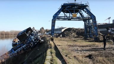 При падането на голям пристанищен кран в хърватския град Осиек