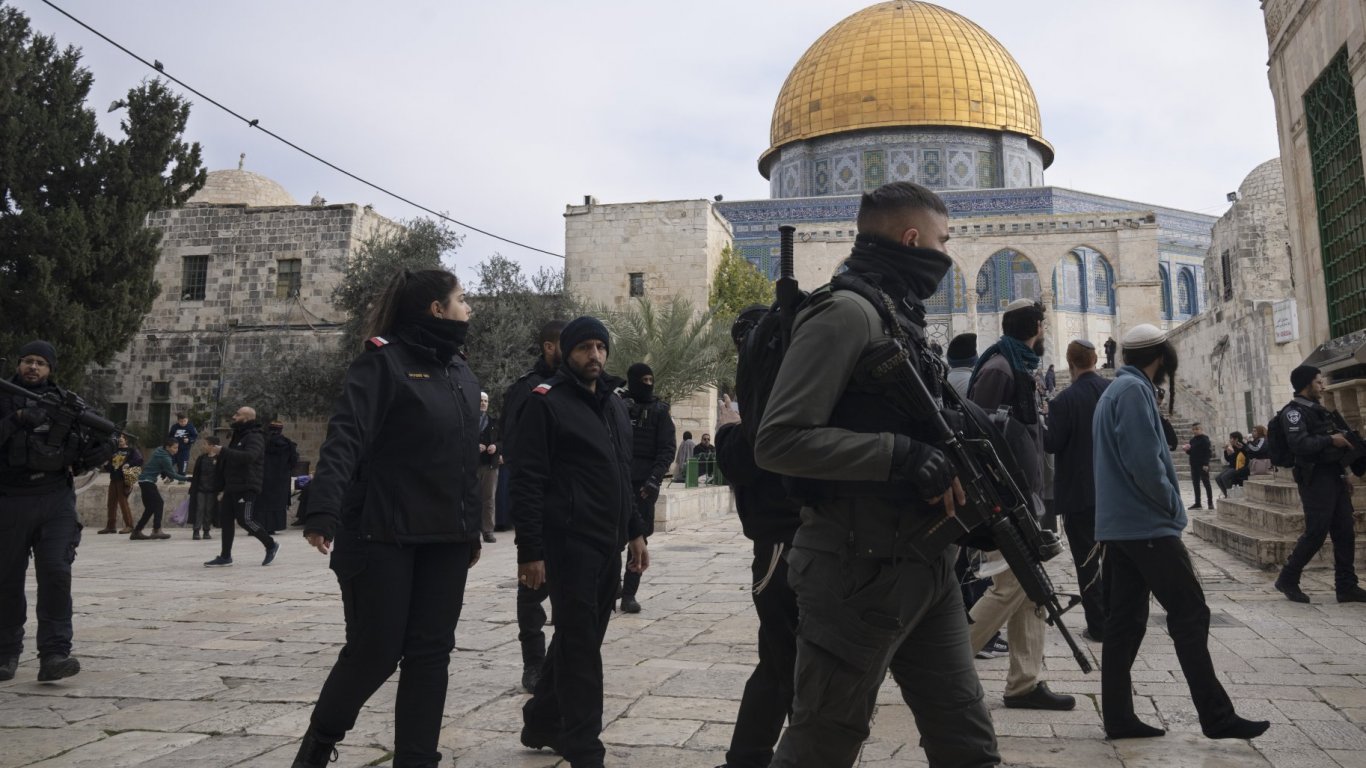 Високо напрежение в Йерусалим след визита на израелски министър на Храмовия хълм (видео)