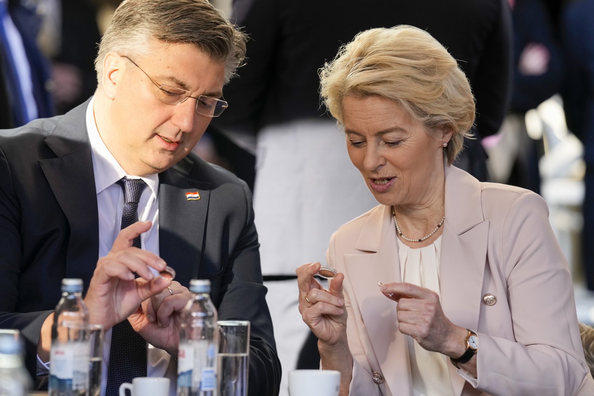 Премиерът на Хърватия Андрей Пленкович и председателят на Европейската комисия Урсула фон дер Лайен разглеждат монети евро в Загреб на 1 януари 2023 г.