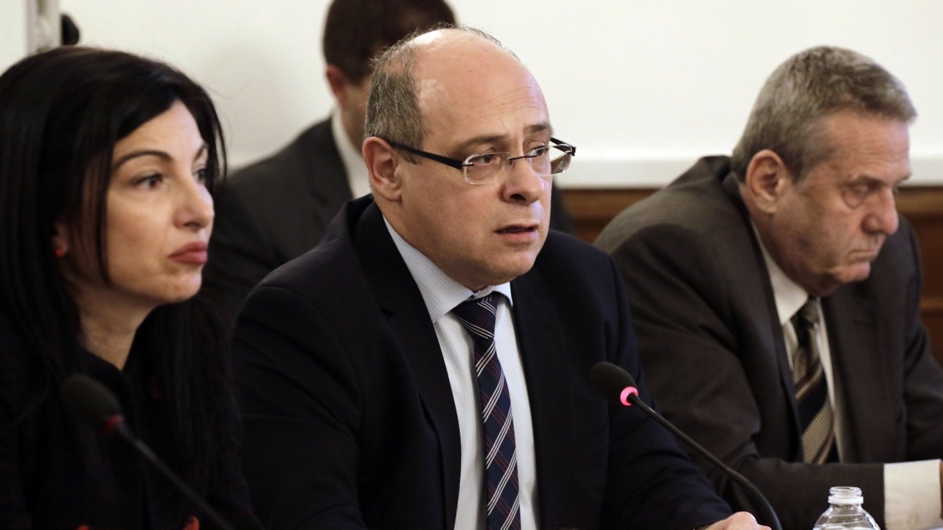  Заместник-министърът Надя Клисурска и служебният министър на труда и обществената политика Лазар Лазаров 