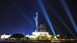 В Камбоджа започна издигането на най-високата статуя на Буда в света