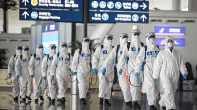 Кои страни въвеждат антиковидни правила за пътниците, пристигащи от Китай?