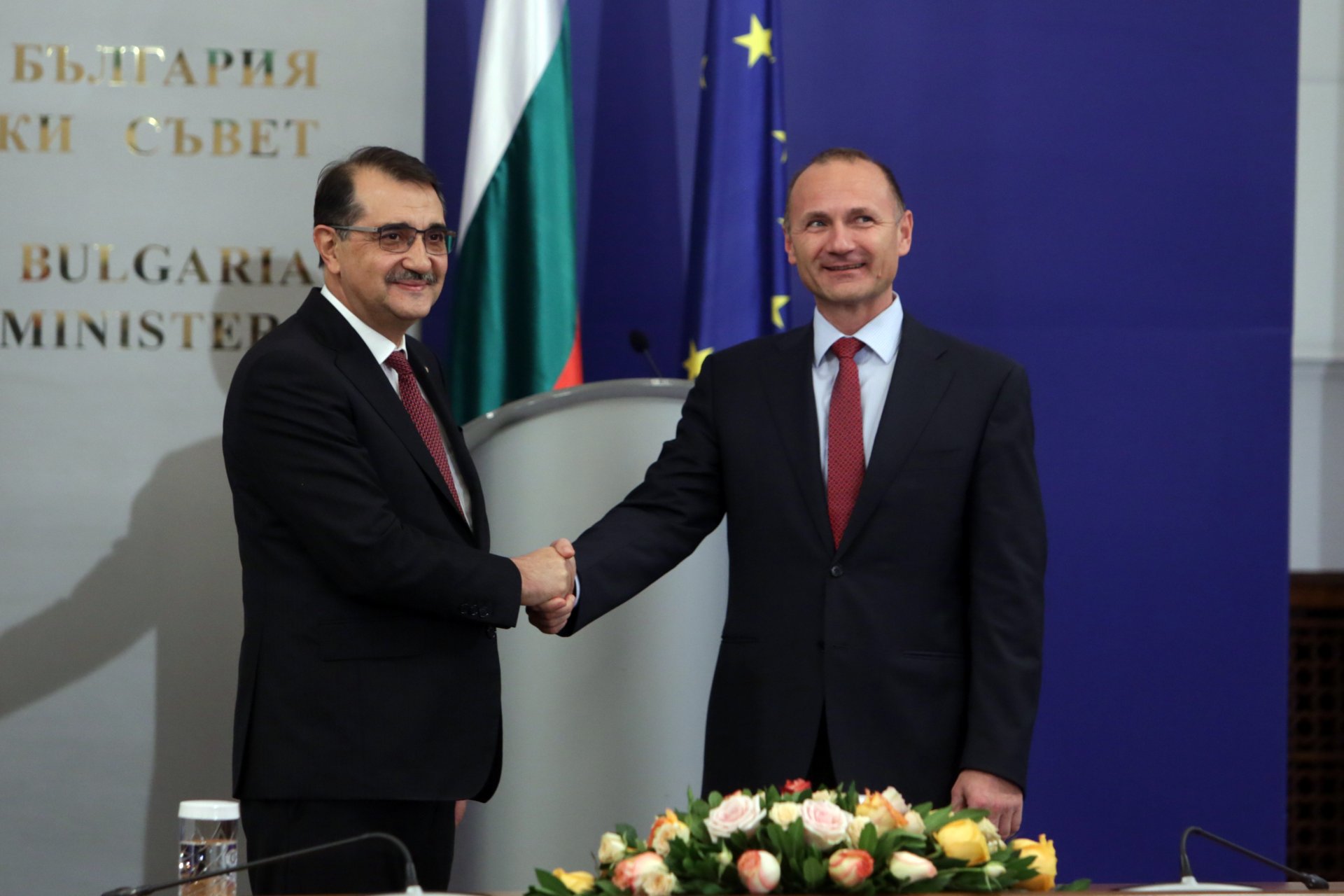След подписване на споразумението между Булгаргаз и Боташ (BOTAŞ) на 3 януари. Министърът на енергетиката Росен Христов (дясно) се ръкува с турския министър на енергетиката и природните ресурси Фатих Дьонмез